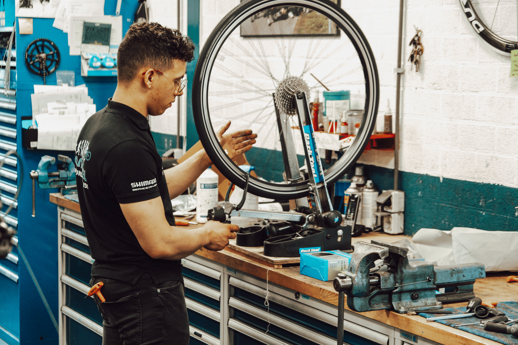 monteur met fietswiel