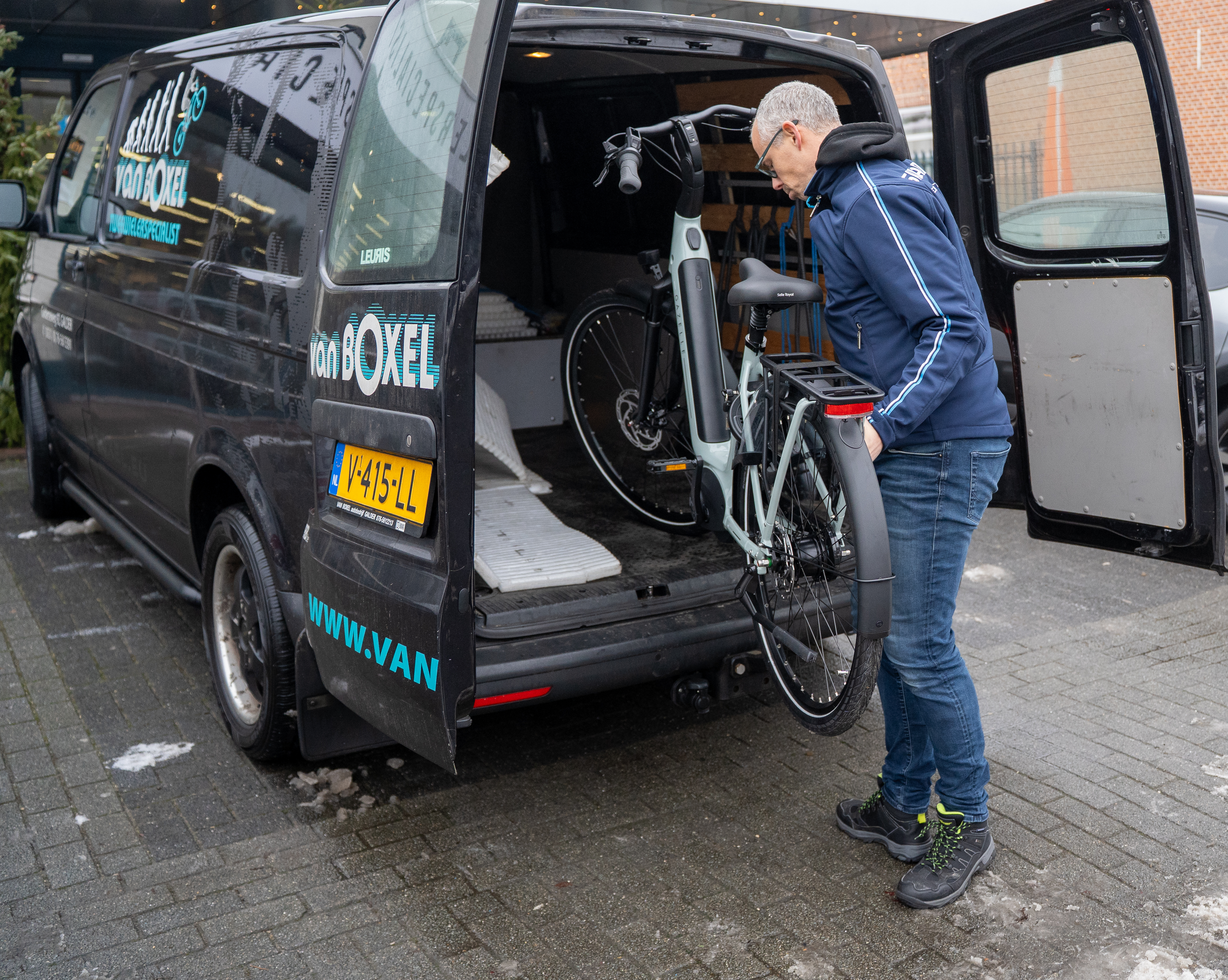 E-bike wordt in de servicebus geplaatst
