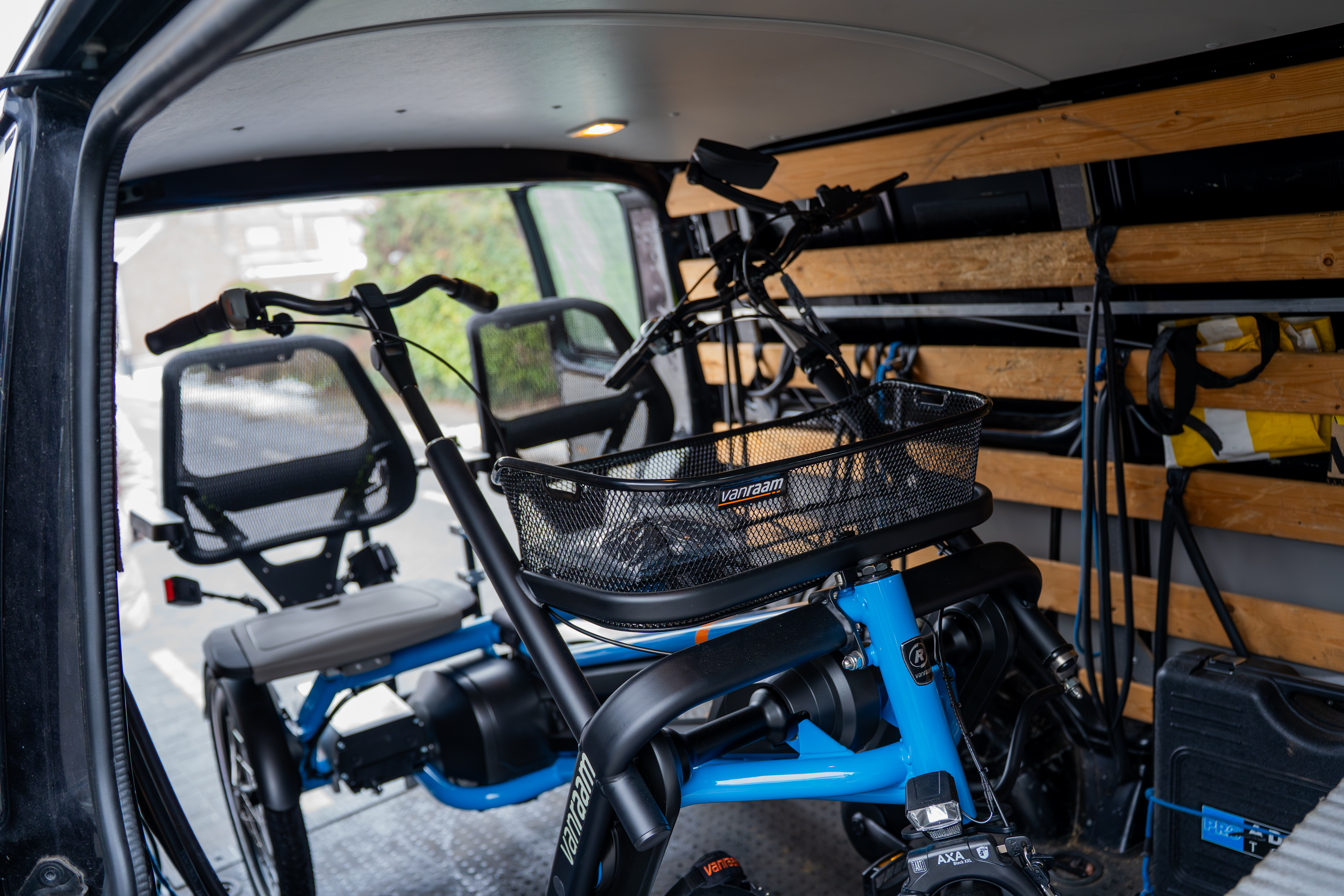 Aangepaste fiets of driewieler in de servicebus